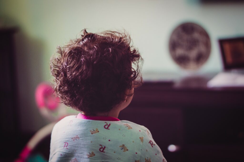 A #Candid_Shot of Amy #watching_TV #baby_daughter #sony #sonyalpha #bokeh #85mmf1.8