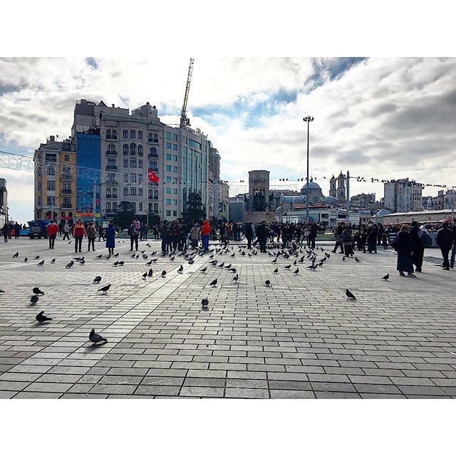 square with all the hustling and bustling of life at the weekend. are everywhere having a bite as well.